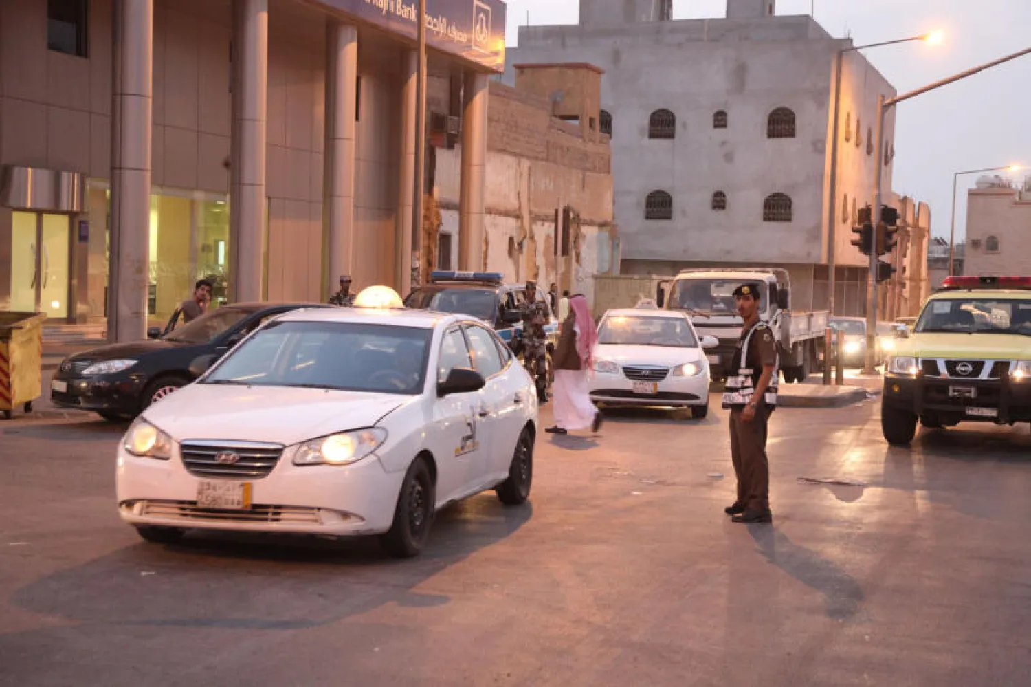 حملات تفتيشية مستمرة تقوم بها وزارة الداخلية والعمل لضبط المخالفين