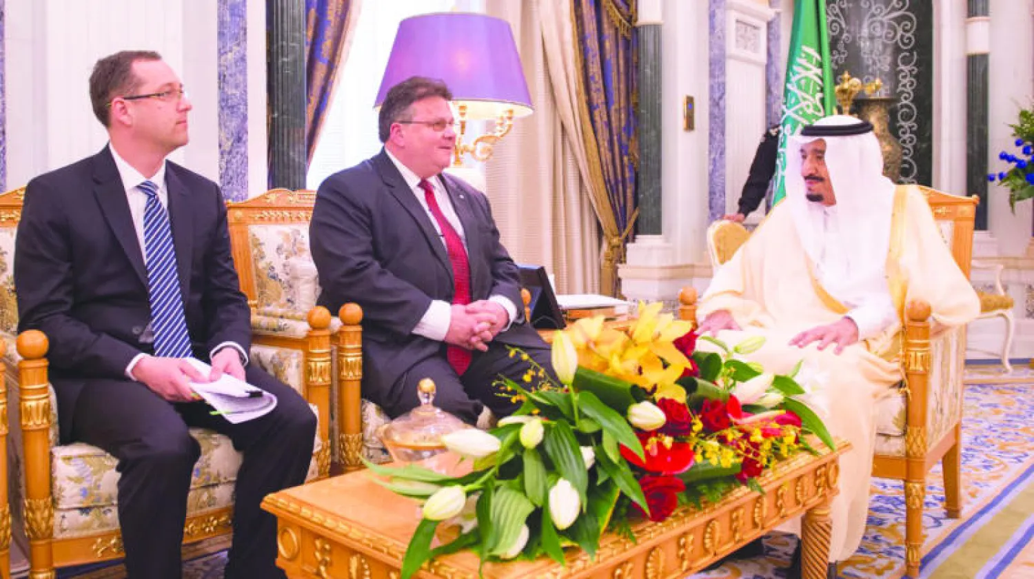 خادم الحرمين الشريفين الملك سلمان بن عبد العزيز لدى لقائه وزير الشؤون الخارجية الليتواني (واس)