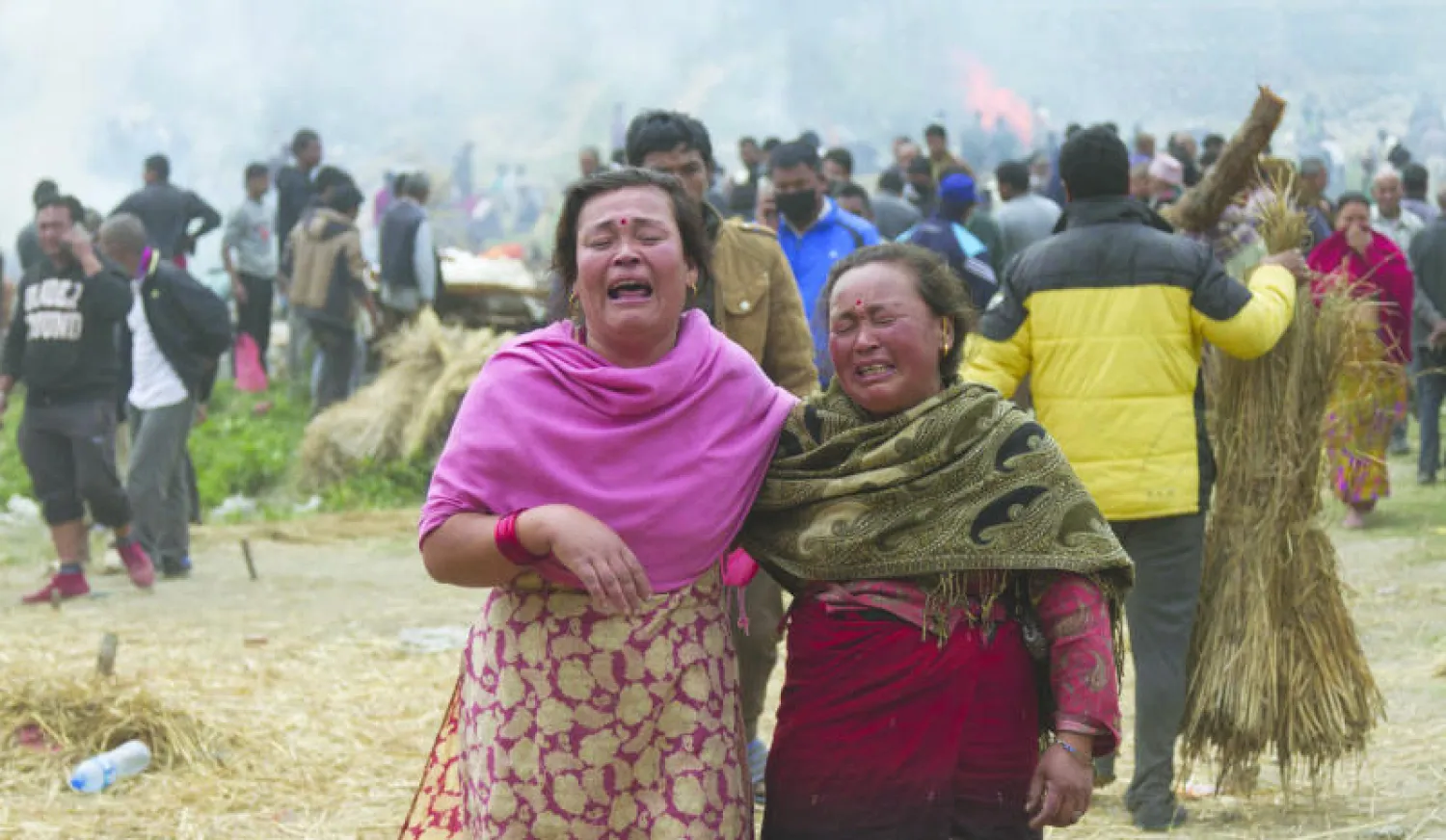 أقارب ضحايا الزلزال المدمر يبكون أقاربهم في بهاكتابور بنيبال أمس (أ.ب.إ)