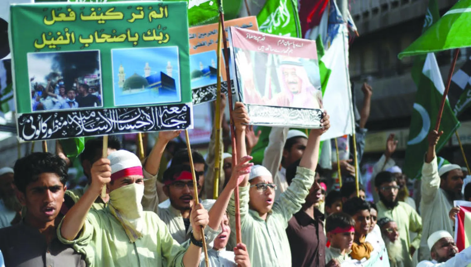 متظاهرون مؤيدون في كراتشي لعمليات «عاصفة الحزم» في اليمن أمس (أ.ف.ب)