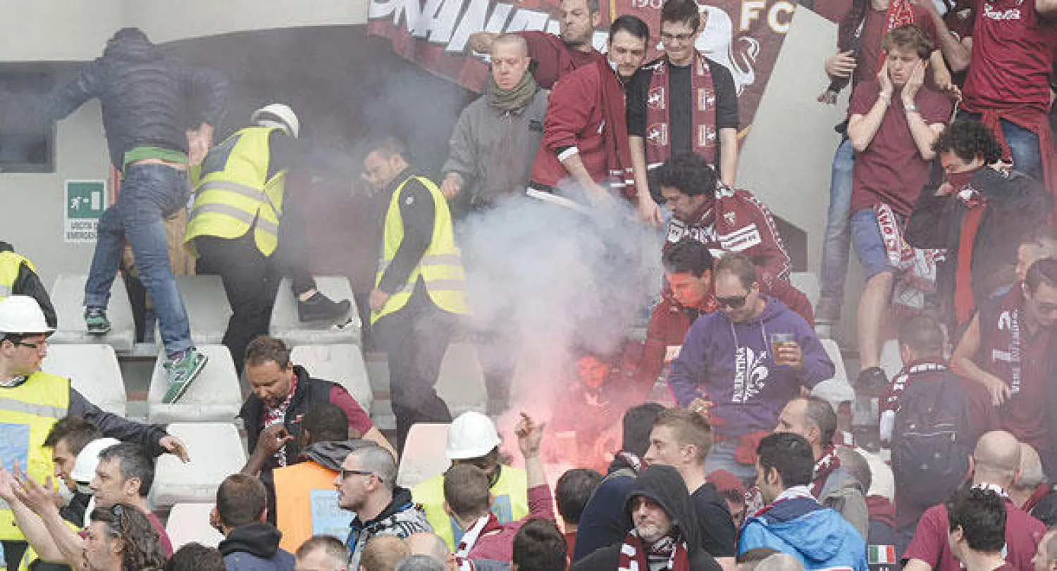 جماهير تورينو أثارت الشغب بإطلاق الشماريخ في الملعب واعتدت على حافلة يوفنتوس قبل اللقاء (أ.ب)