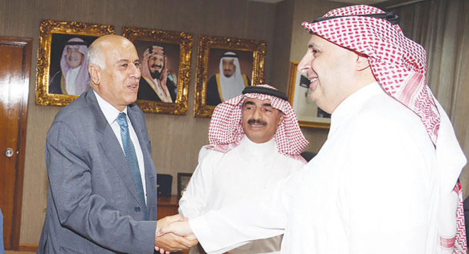 الأمير تركي بن خالد خلال استقباله اللواء جبريل الرجوب أمس (تصوير: اللجنة الإعلامية في الاتحاد العربي لكرة القدم)