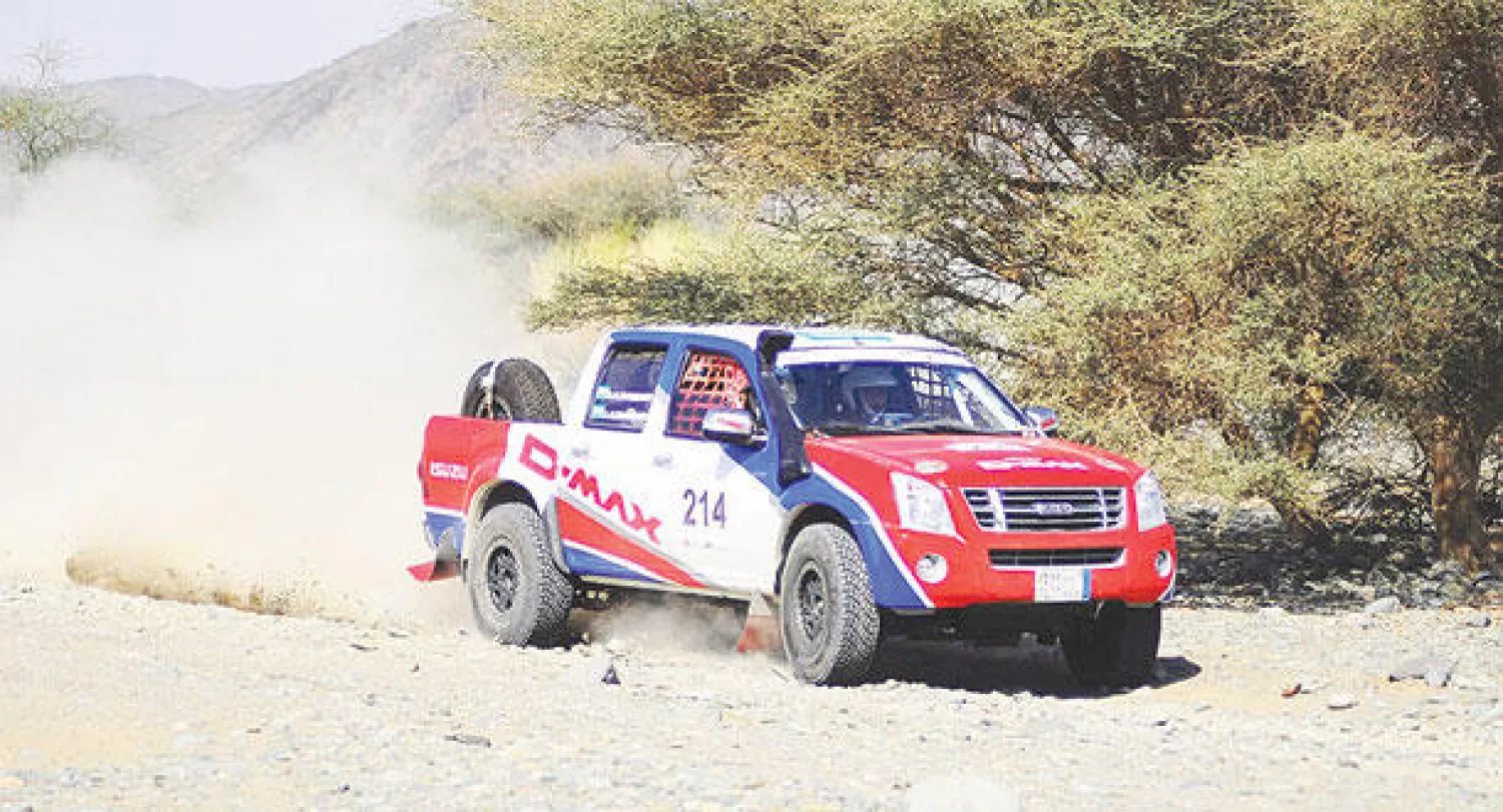 عشاق رياضة السيارات في جدة بانتظار الحدث الهام المتمثل في إقامة سباقات الرالي الصحراوي (تصوير: اللجنة الإعلامية في سباق رالي جدة الصحراوي)