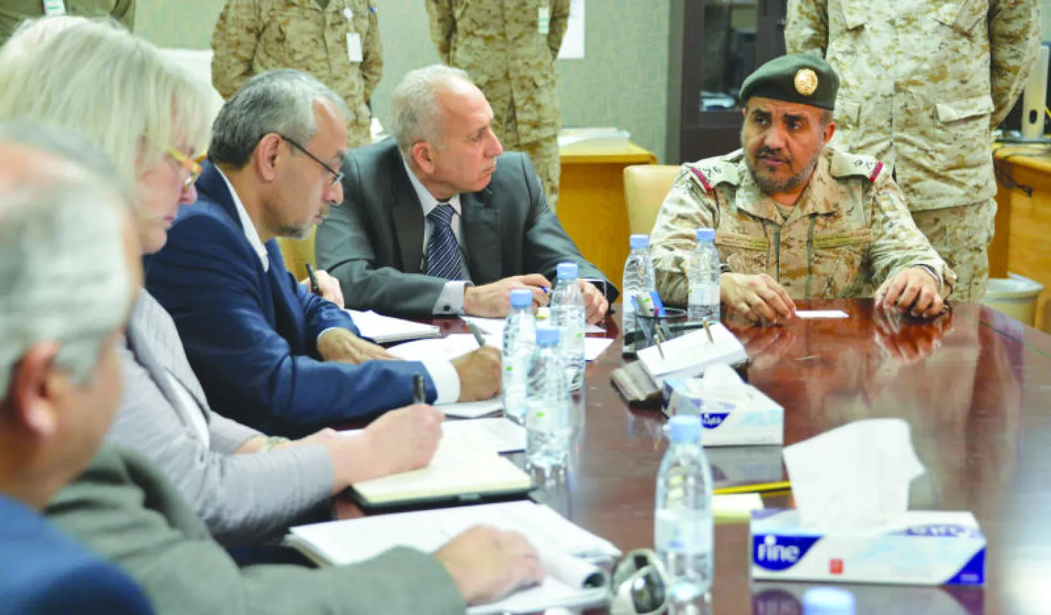 جانب من زيارة الوفد التابع للأمم المتحدة لمقر لجنة الإخلاء والعمليات الإنسانية للتحالف أمس (واس)