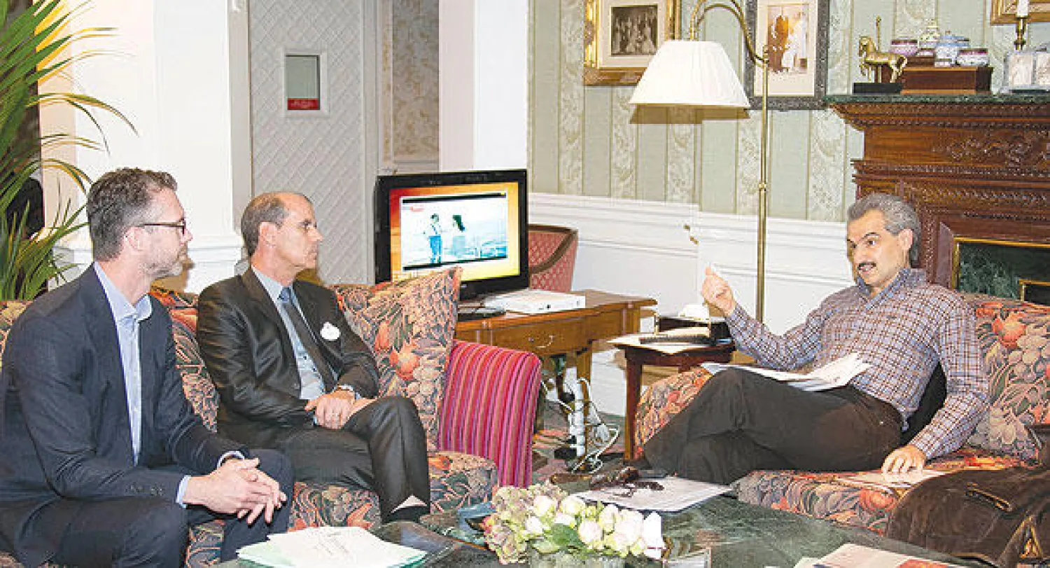 الأمير الوليد بن طلال لدى استقباله توم والبر  رئيس شركة «يورو ديزني» («الشرق الأوسط»)