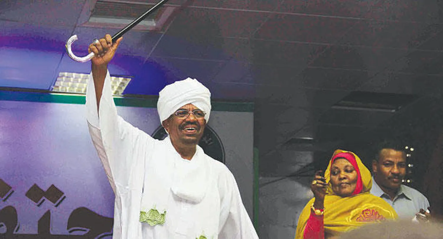 الرئيس السوداني عمر البشير عقب فوزه بدورة رئاسية جديدة بنسبة 94% واكتساح حزبه للبرلمان وإعلان انتخابه رسميا رئيسا لدورة جديدة مدتها 5 سنوات أمس (إ.ب.أ)