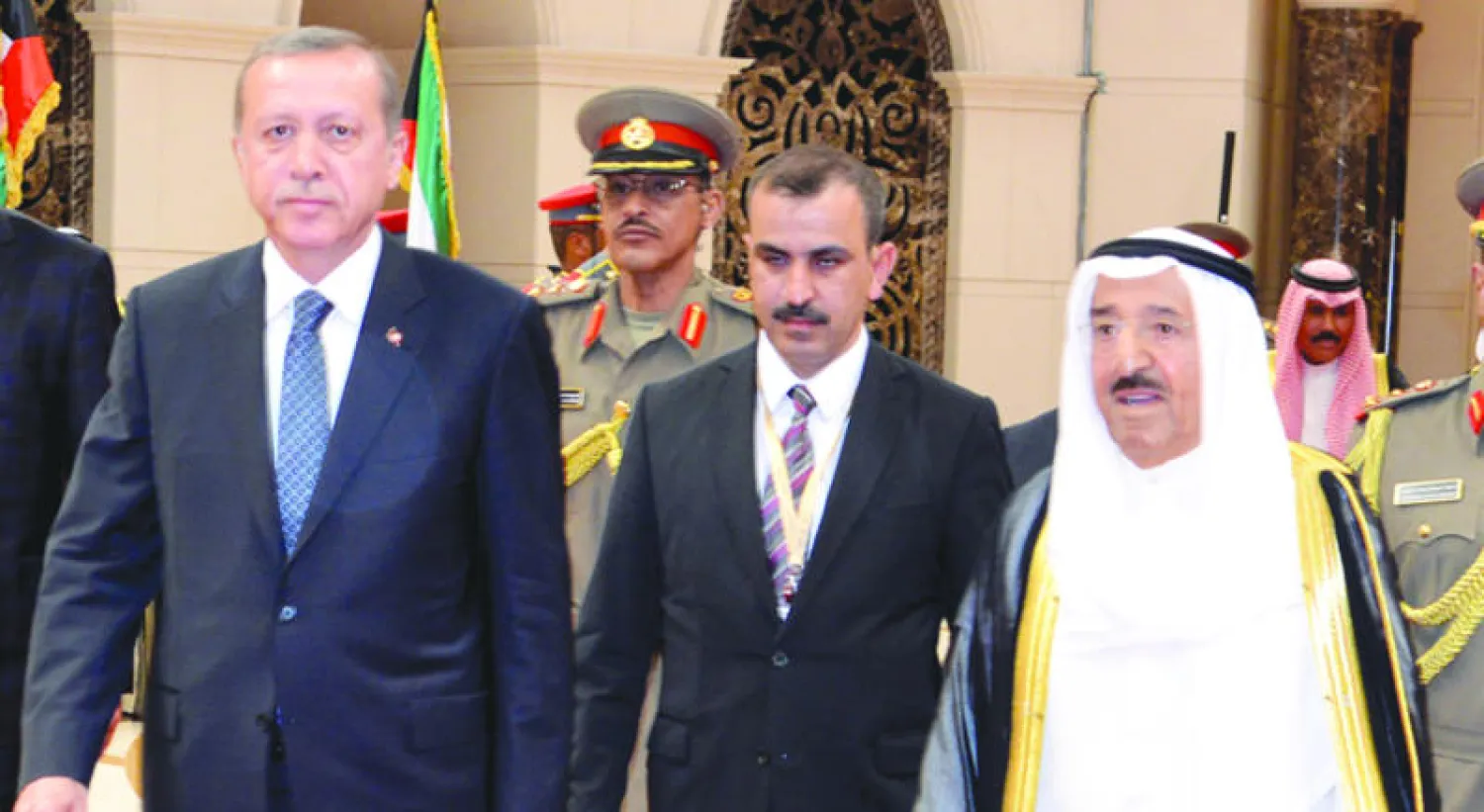 الشيخ صباح الأحمد الصباح مستقبلا الرئيس التركي رجب طيب إردوغان في الكويت أمس (كونا)