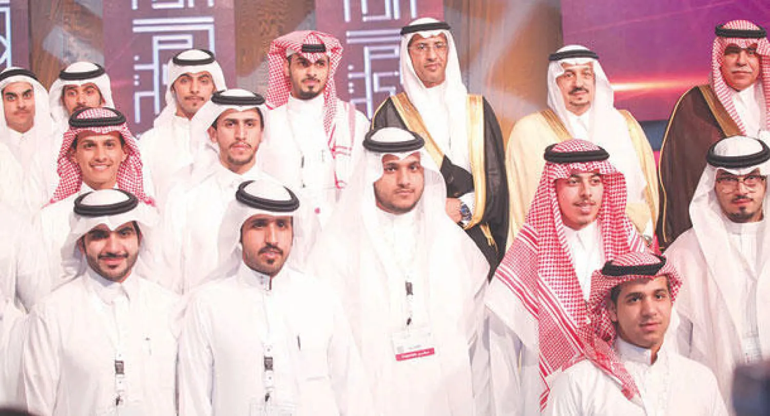 يهدف مؤتمر الغد لتنمية الشباب وقيمهم وإتاحة الفرص لهم لتقديم خبراتهم ويظهر أمير الرياض في صورة جماعية مع شباب الغد