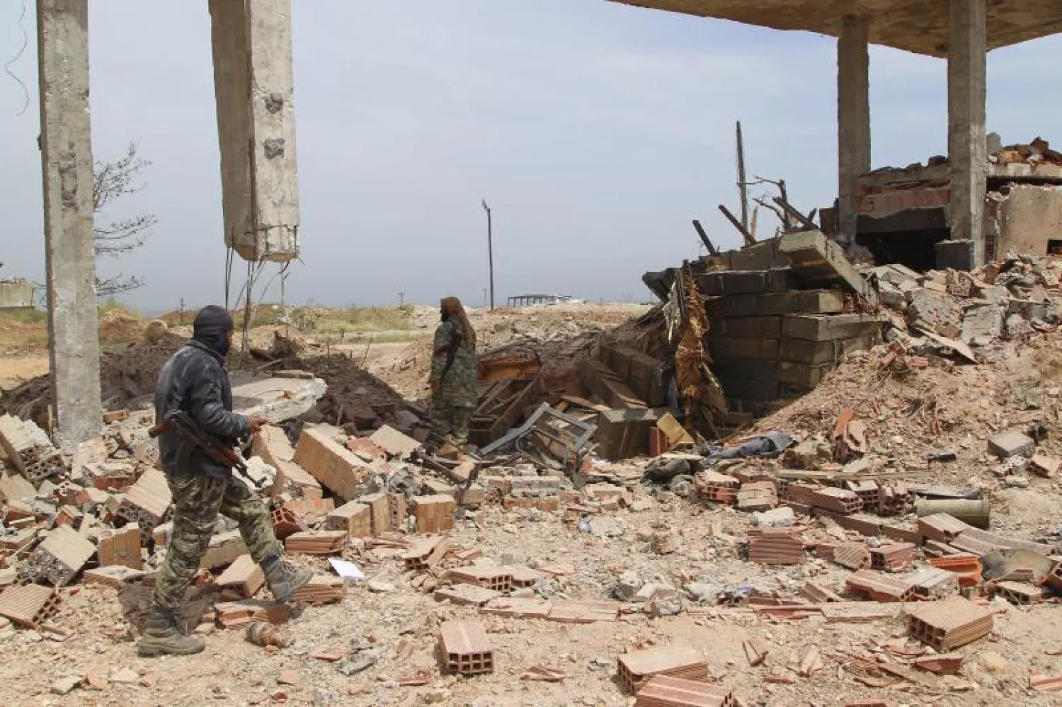 «النصرة» وكتائب مسلحة تسيطر على معسكر للنظام غرب سوريا