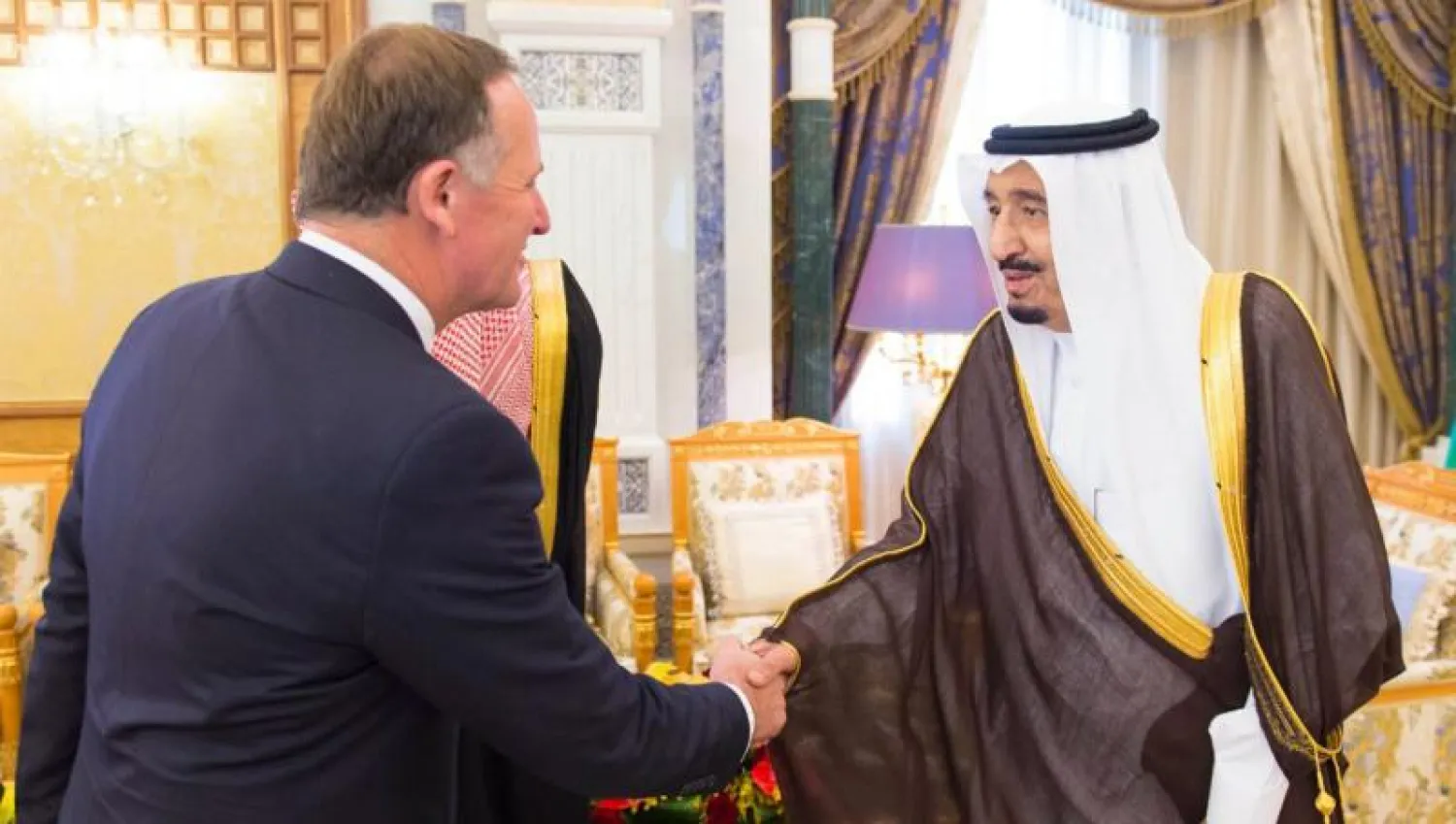 خادم الحرمين الشريفين يبحث مستجدات الأحداث الإقليمية والدولية مع رئيس وزراء نيوزيلندا