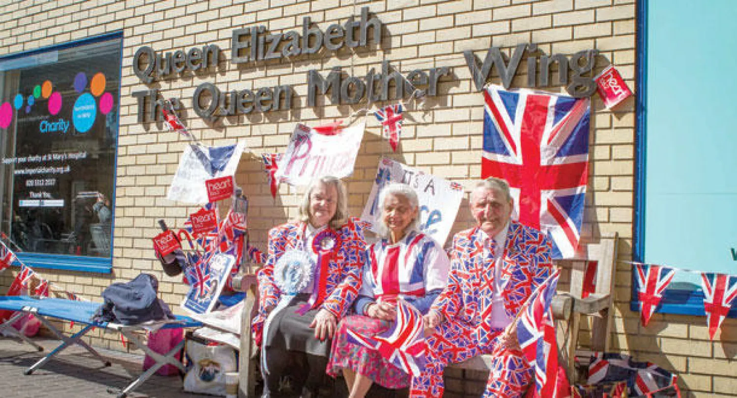 في انتظار المولود الملكي الثاني أمام مستشفى {سانت ماري} في لندن أمس (تصوير: جيمس حنا)