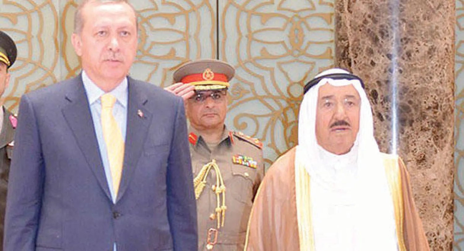 أمير الكويت الشيخ صباح الأحمد الصباح خلال استقباله الرئيس التركي رجب طيب إردوغان  في قصر البيان بالعاصمة الكويتية أمس (أ.ف.ب)