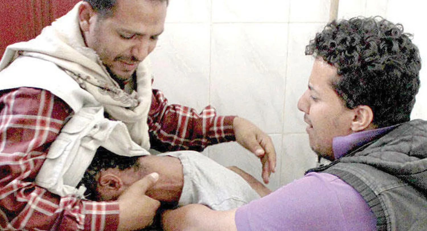 يمني من عناصر المقاومة المؤيدة للرئيس الشرعي هادي متأثرا بعد مقتل  أحد رفاقه في قتال المتمردين الحوثيين في تعز أمس (أ.ف.ب)