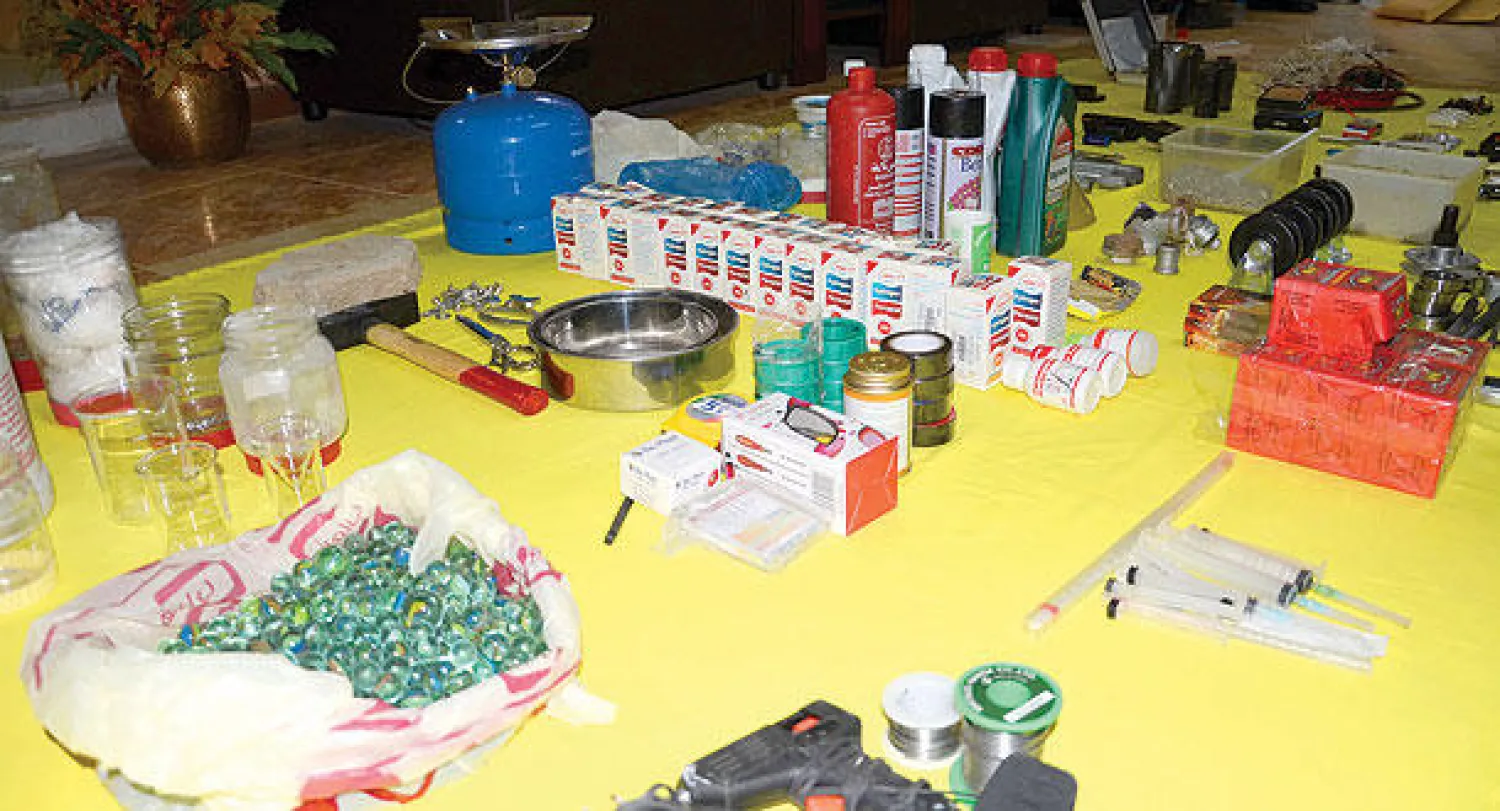 بعضا من المواد التي ضبطتها الأجهزة الأمنية بحوزة الخلايا الإرهابية