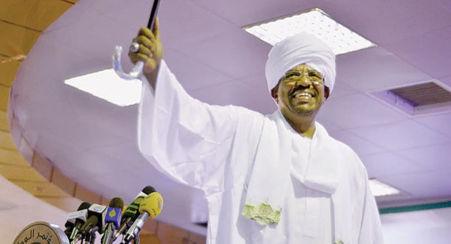 الرئيس البشير يحيي أنصاره (أ.ب)