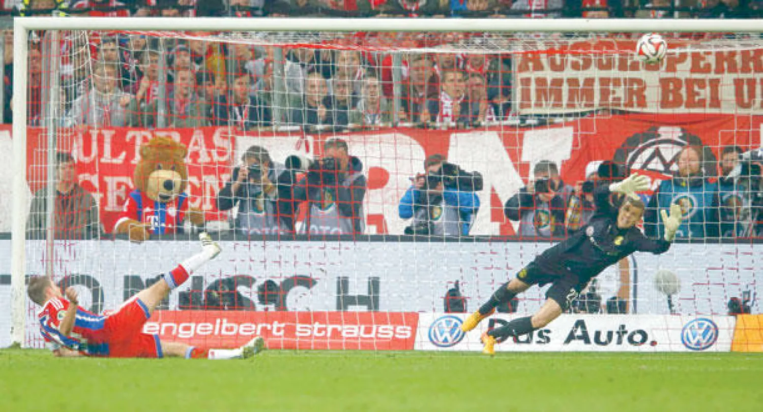 لام قائد بايرن ميونيخ ينزلق ليطيح بالكرة مهدرا ركلة الترجيح الأولى أمام دورتموند (رويترز)