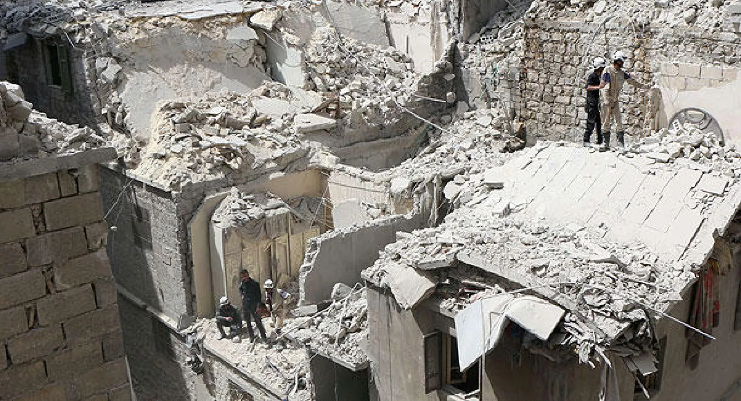 مبان دمرتها غارات بالبراميل المتفجرة لطيران النظام على حي الفردوس في حلب أمس (أ.ف.ب)