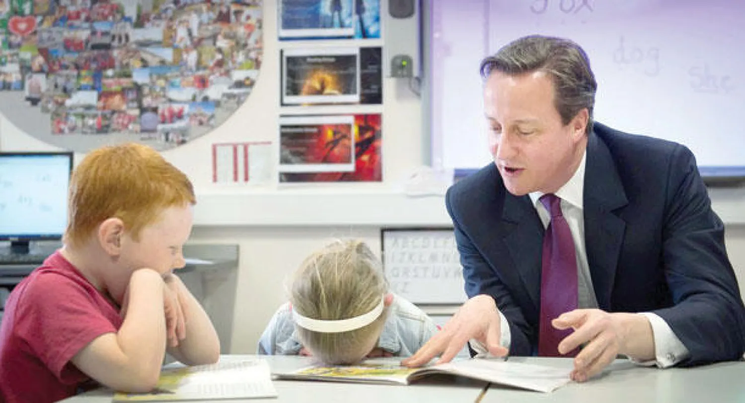 ديفيد كاميرون بصحبة الصغار ({الشرق الأوسط})