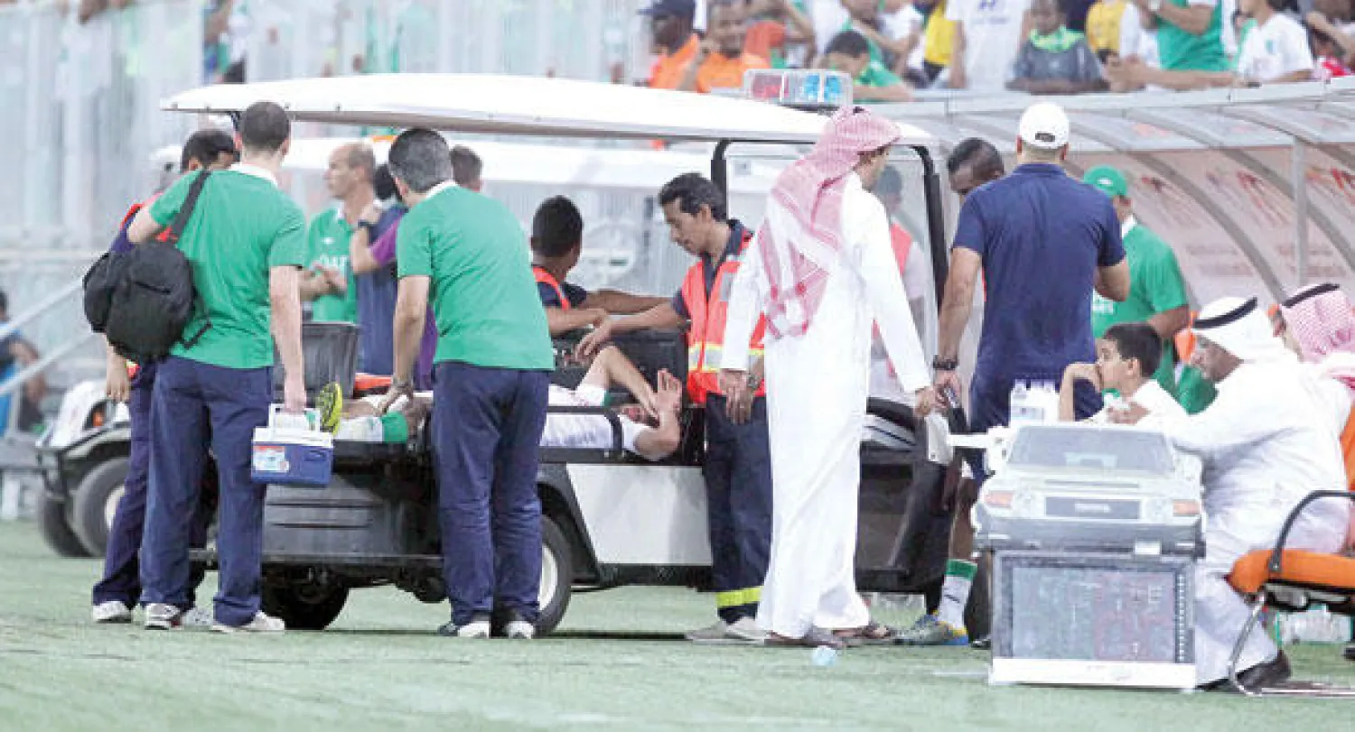 إصابة مهند عسيري أقلقت مدرب الأهلي (تصوير: محمد المانع)