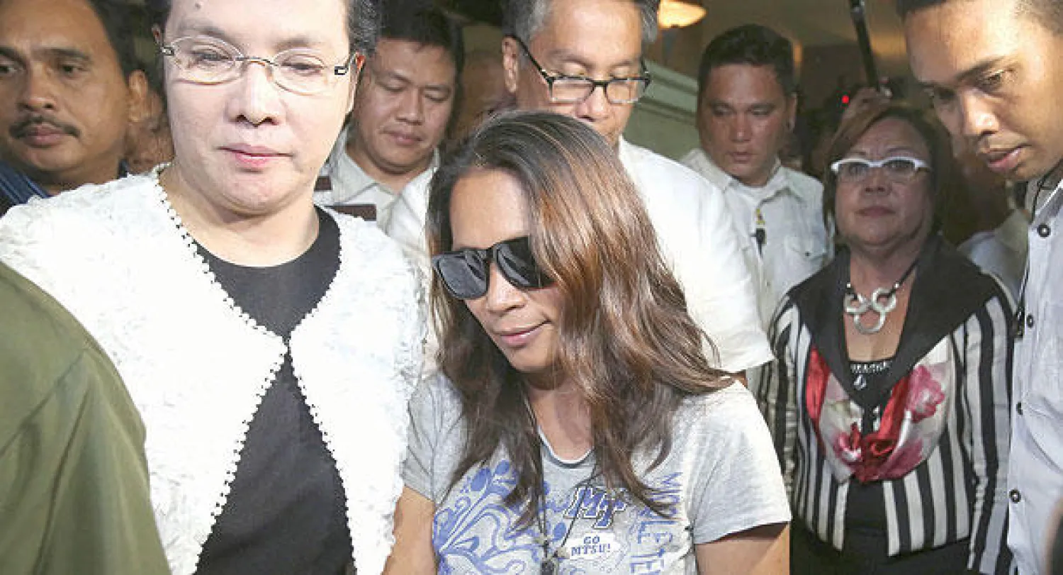 الفلبينية ماريا سيرجيو (وسط) لدى تسليم نفسها إلى السلطات الإندونيسية مما دفع القضاء لتعليق تنفيذ الحكم ضد مواطنتها ماري جاين فيلوسو الليلة قبل الماضية (أ.ب)