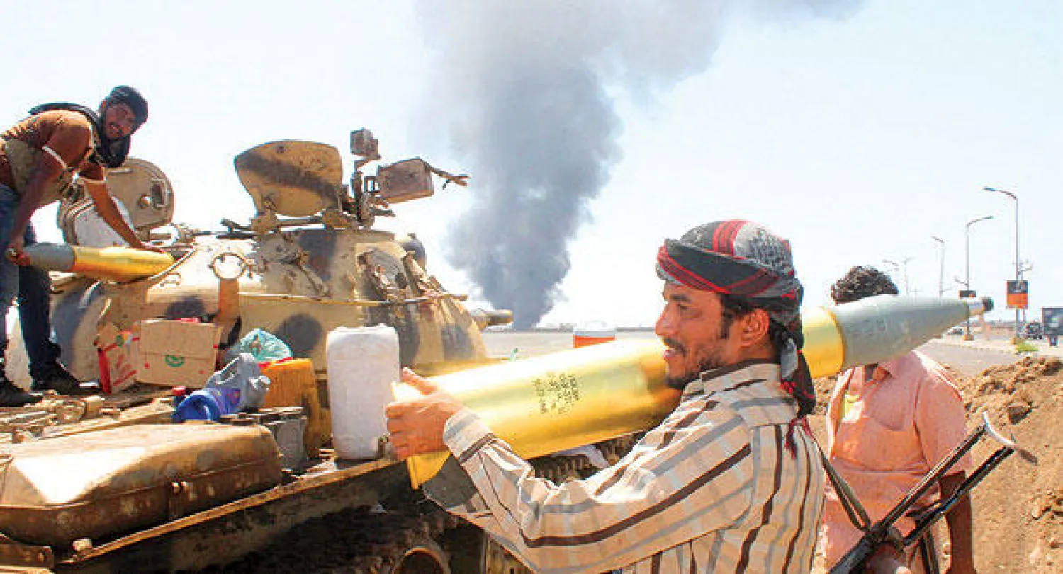 مناصرون للرئيس اليمني عبد ربه منصور هادي يشحنون بطاريات أثناء مواجهات مع المتمردين الحوثيين في عدن أمس (أ.ف.ب)