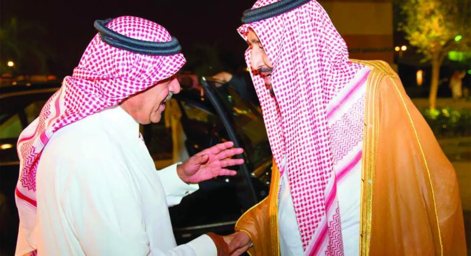 الملك سلمان بن عبد العزيز مصافحا الأمير مقرن خلال زيارته أول من أمس (واس)