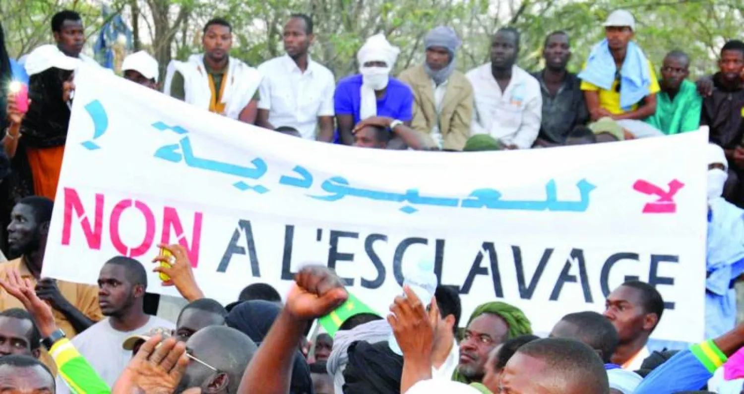 أبناء العبيد خلال مشاركتهم في المظاهرة التي جابت شوارع نواكشوط للمطالبة بالعدالة الاجتماعية أمس (أ.ف.ب)
