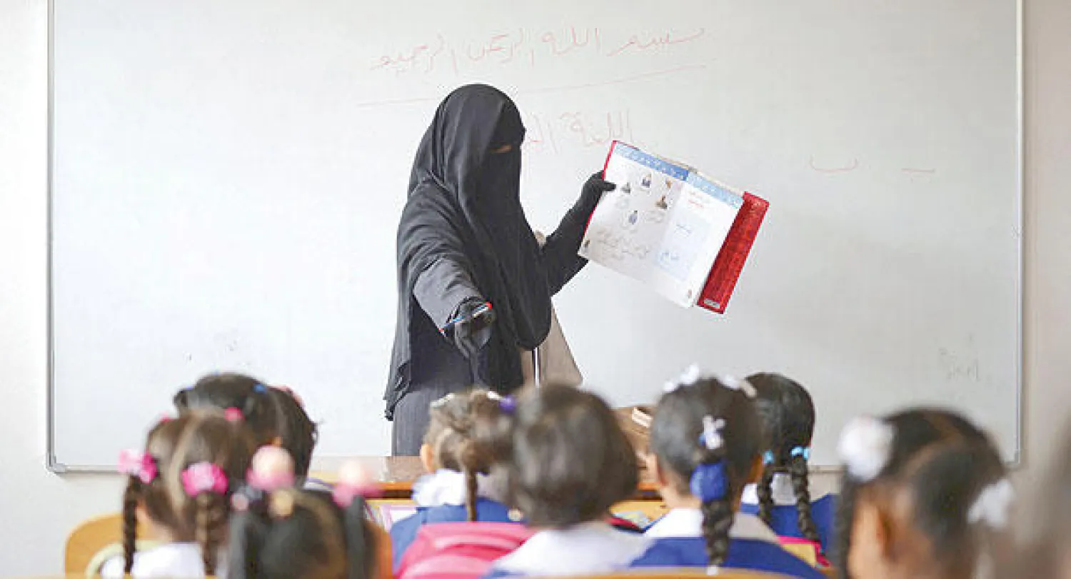 معلمة ليبية تلقي أول دروسها أمام تلاميذها بعد إغلاق مدرستها في بنغازي لنحو عام بسبب الاشتباكات بين الميليشيات (رويترز)