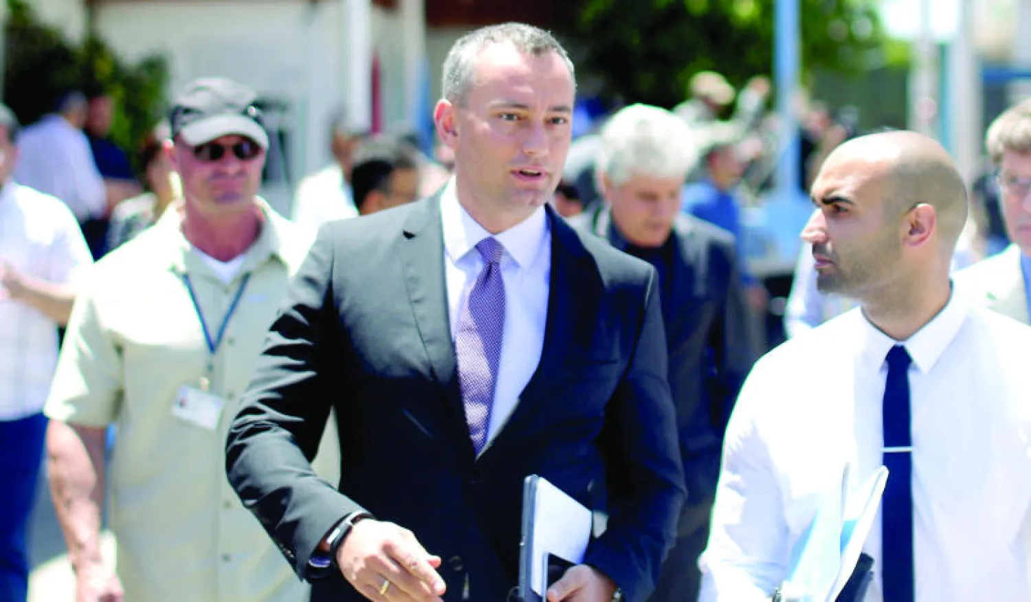 نيكولاي ملادينوف مبعوث الأمم المتحدة الجديد لعملية السلام في الشرق الأوسط خلال زيارته الأولى إلى القطاع أمس (أ.ف.ب)