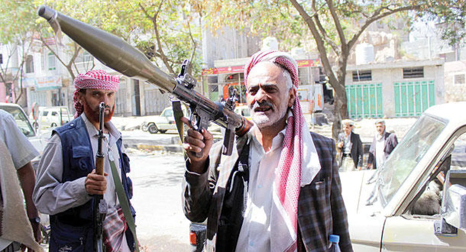 رجال القبائل الموالية للرئيس هادي يحملون أسلحتهم في حالة تأهب لمواجهات مع الحوثيين في تعز أمس (إ.ب.أ)