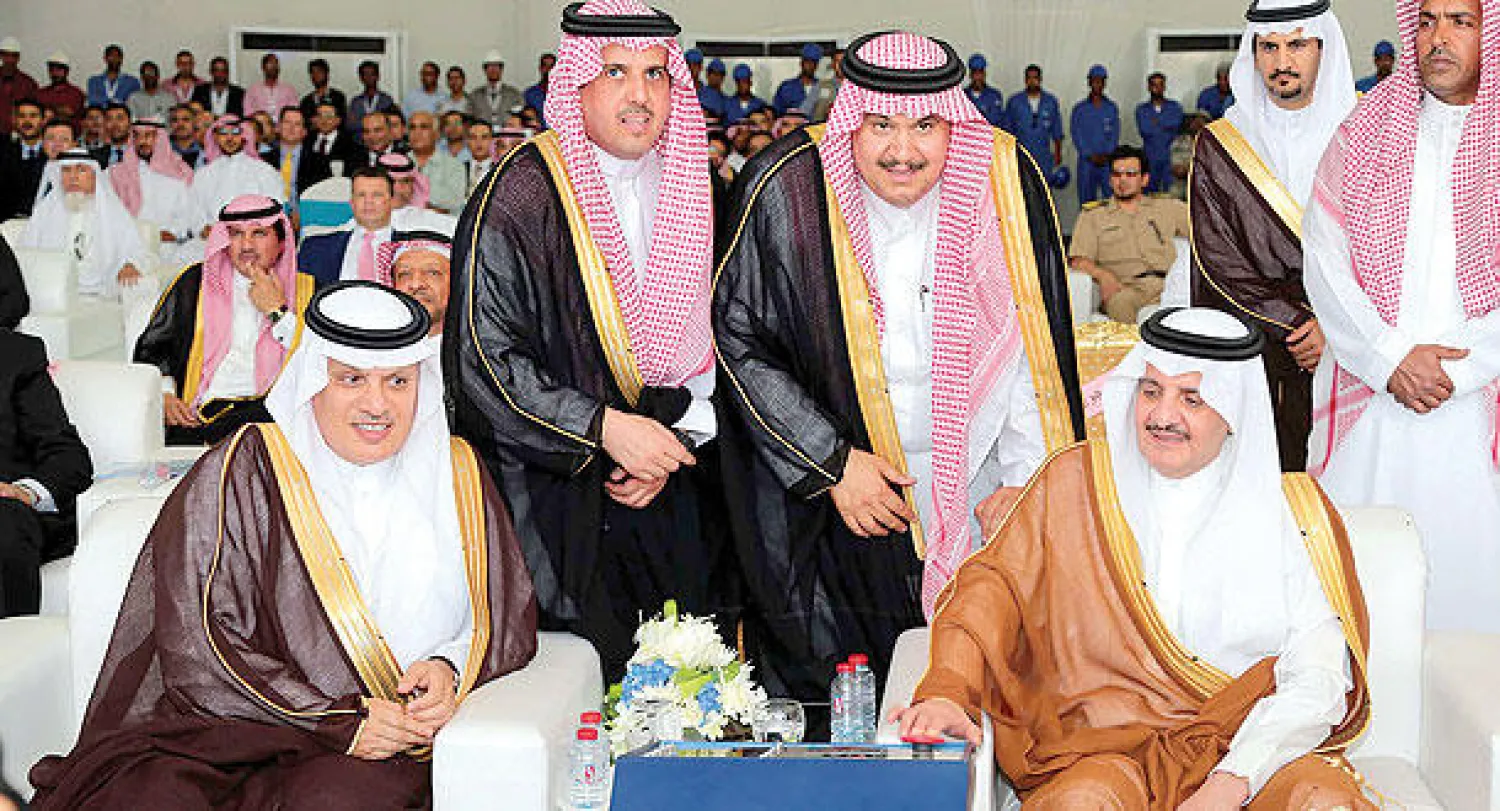 الأمير سعود بن نايف أمير المنطقة الشرقية (يمين الصورة) أثناء تدشين ترسانة بناء وإصلاح السفن في ميناء الملك عبد العزيز بالدمام أمس (تصوير: بطرس عياد)