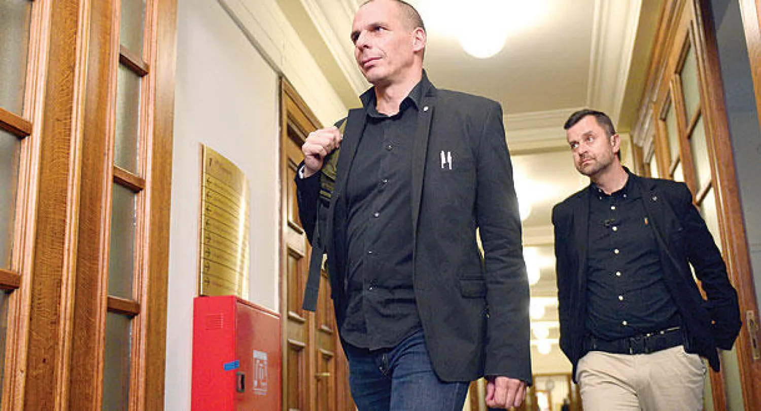 وزير المالية اليوناني المثير للجدل يانيس فاروكيس يصل إلى اجتماع وزاري في البرلمان اليوناني أمس وقد تم استبعاده من الفريق المفاوض لليونان مع الدائنين بينما حذر المسؤولون  من نفاد الوقت للتوصل إلى اتفاق (أ.ف.ب)