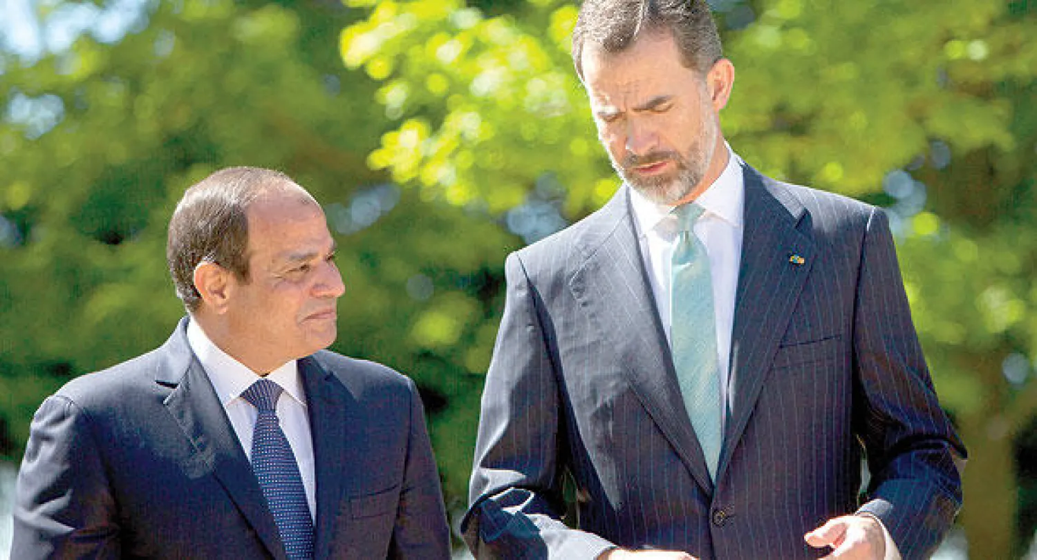 ملك إسبانيا فيليبي السادس لدى استقباله الرئيس المصري عبد الفتاح السيسي في زيارته للعاصمة الإسبانية  أمس (أ.ب)