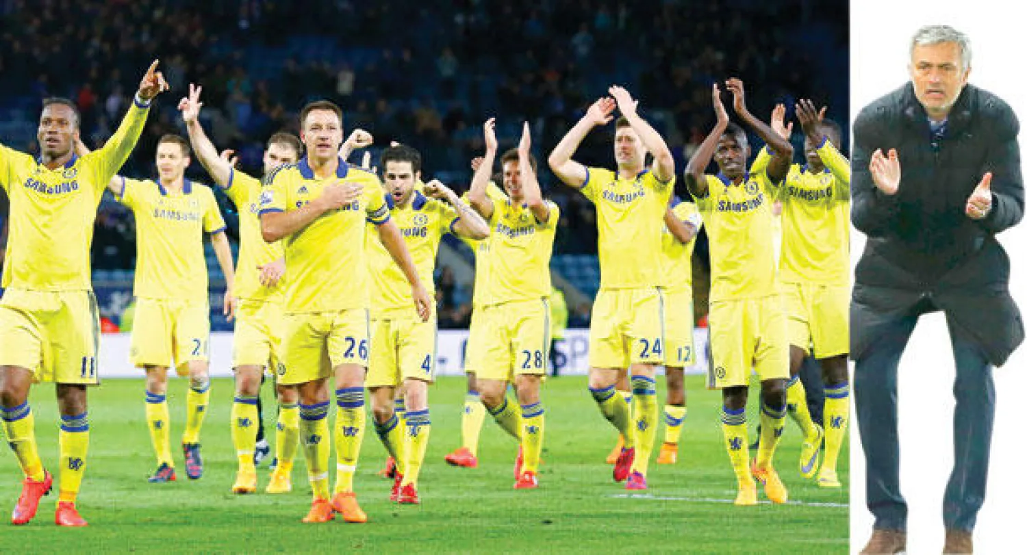 مورينهو اقترب من حصد لقبه الثالث مع تشيلسي (رويترز)  -  لاعبو تشيلسي يحتفلون بانتصارهم على ليستر الذي قربهم من اللقب (رويترز)