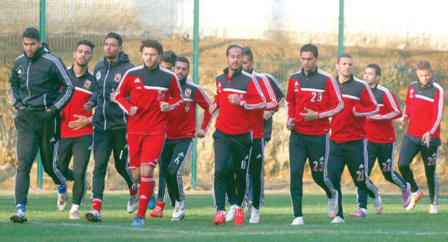 لاعبو الأهلي المصري مطالبون بانتفاضة لتعويض خسارة الذهاب أمام التطواني المغربي (رويترز)