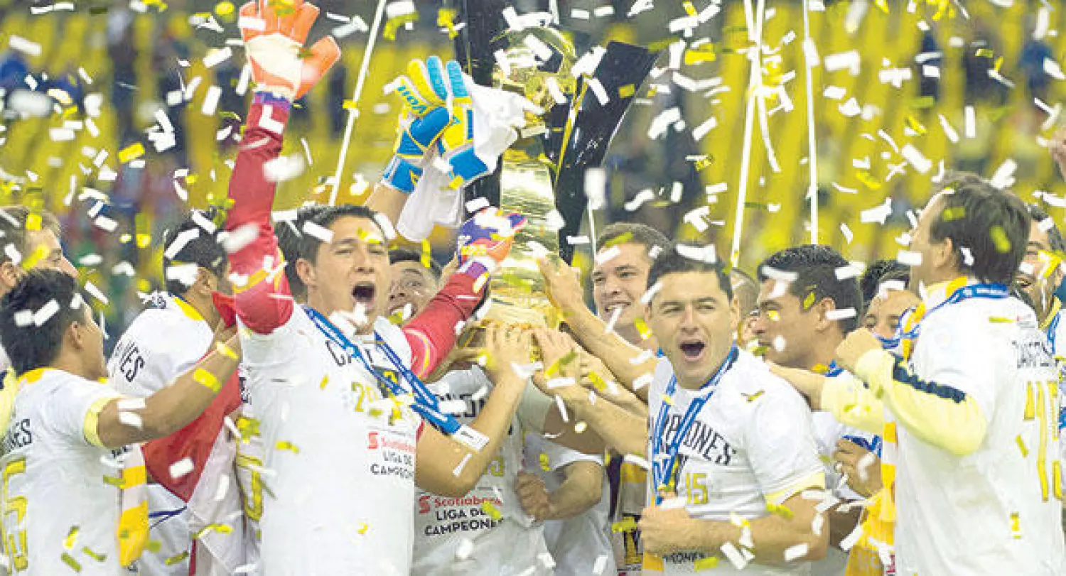 فريق كلوب أميركا يحتفل بكأس الكونكاكاف (أ.ب)