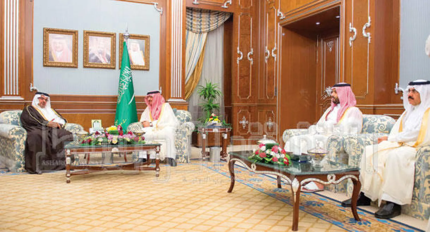 الأمير محمد بن نايف خلال استقباله ولي عهد البحرين في الرياض أمس.. ويظهر الأمير محمد بن سلمان والدكتور مساعد العيبان وزير الدولة عضو مجلس الوزراء السعودي (تصوير: بندر الجلعود)