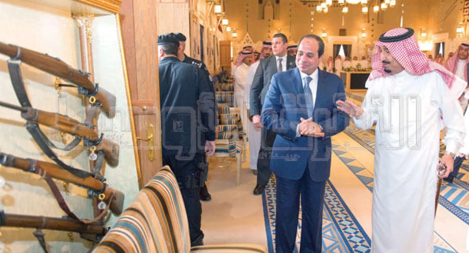 الملك سلمان بن عبد العزيز في جولة مع الرئيس المصري عبد الفتاح السيسي بقصر العوجا بمحافظة الدرعية، أمس، حيث بحثا أوضاع اليمن .. وفي الصورة الثانية وهو يودعه (تصوير: بندر الجلعود)