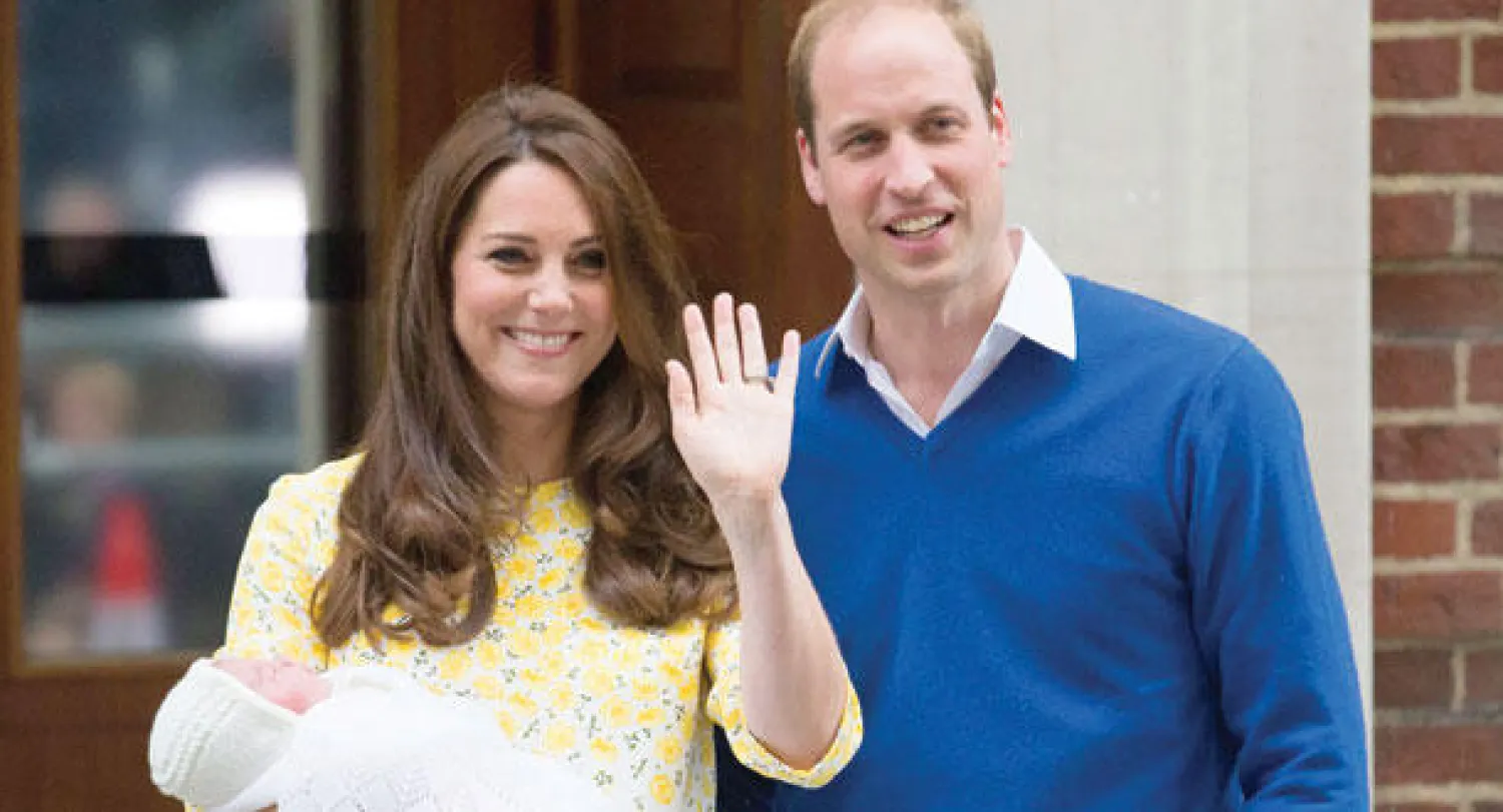 الامير وليام وزوجته دوقة كامبريدج وابنتها الاميرة يغادرون مستشفى سانت ماري في لندن، بعدما انجبت كيت طفلة صباح امس (إ.ب.أ)