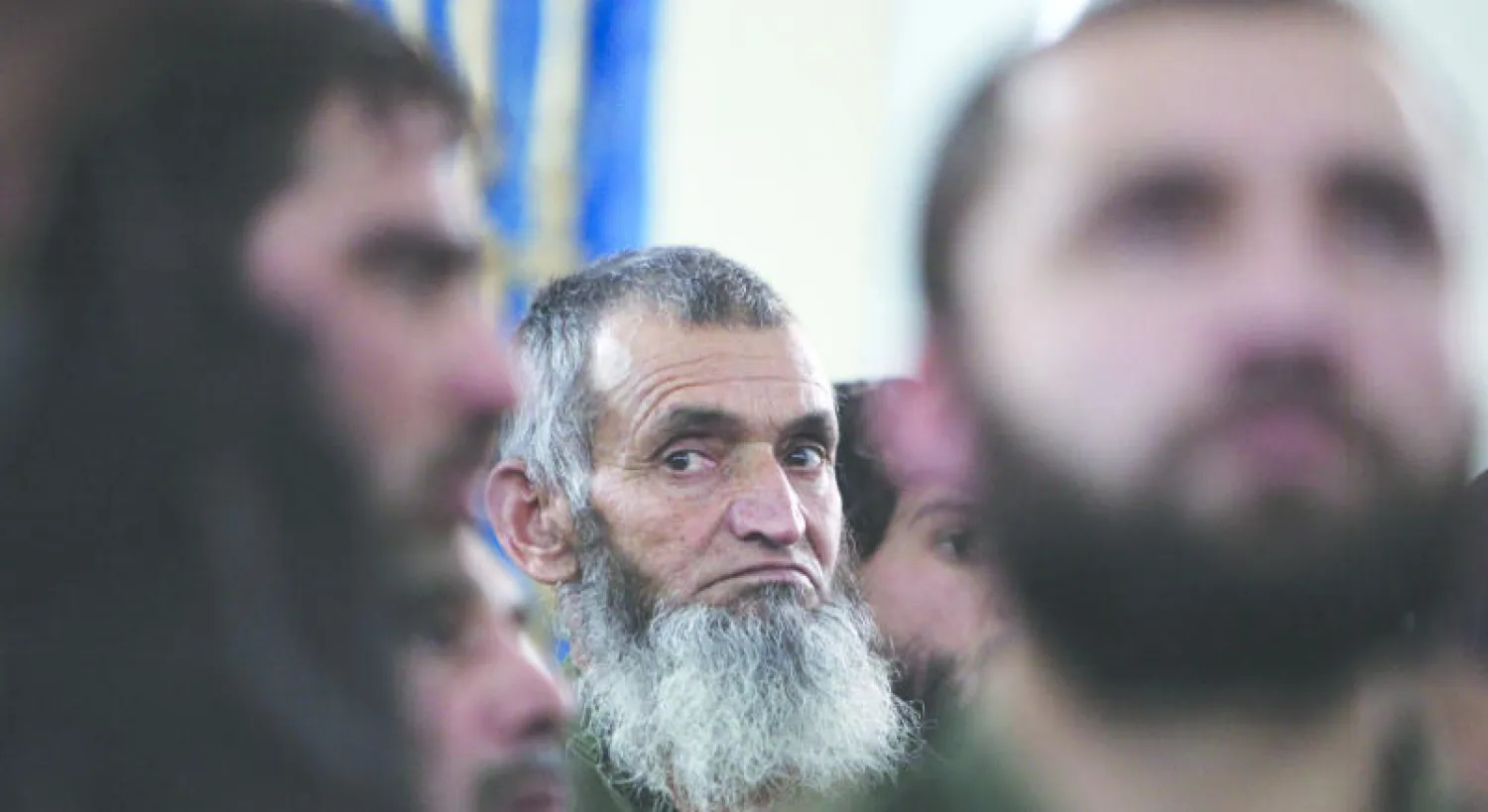 أحد المتهمين ضمن عشرات الرجال الأفغان ومنهم رجال شرطة في قضية قتل فرخندة خلال محاكمته أمس (إ.ب.أ)