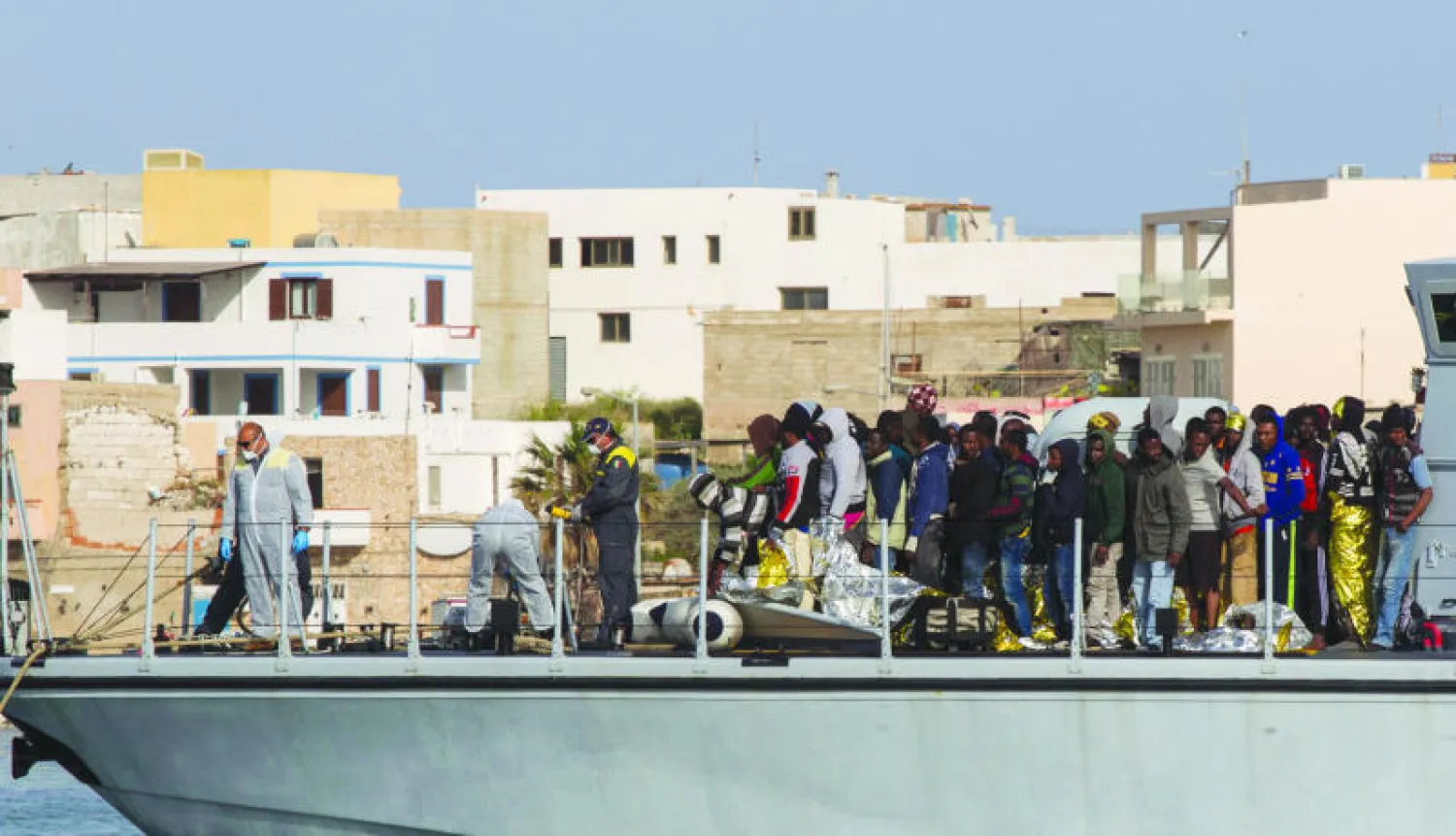 وصول مهاجرين غالبيتهم من أفريقيا إلى ميناء لامبيدوزا جنوب إيطاليا أمس (أ.ب)