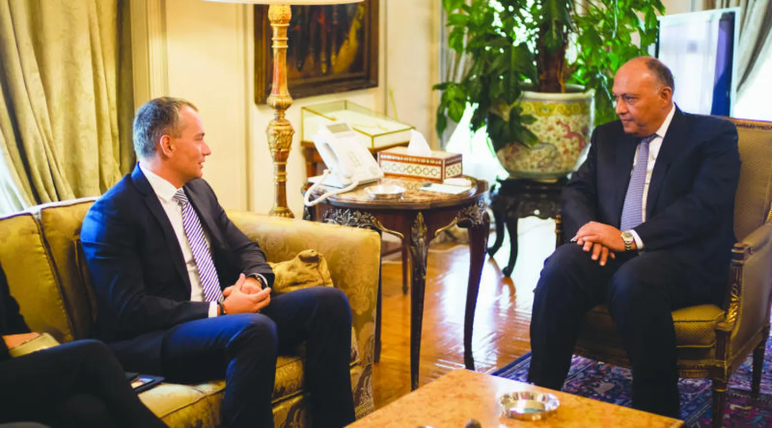 وزير الخارجية المصري سامح شكري يستقبل مبعوث الأمين العام للأمم المتحدة لفلسطين نيوكلاي ملادينوف بمقر وزارة الخارجية المصرية في القاهرة أمس (أ.ب)