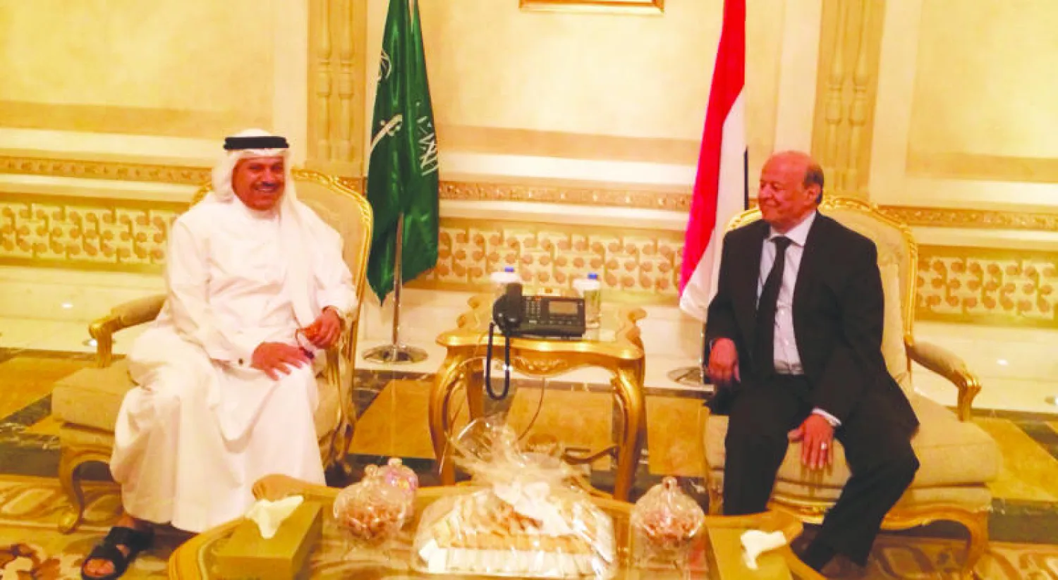 الرئيس اليمني خلال استقباله عبد اللطيف الزياني أمين مجلس التعاون الخليجي بالرياض أمس («الشرق الأوسط»)