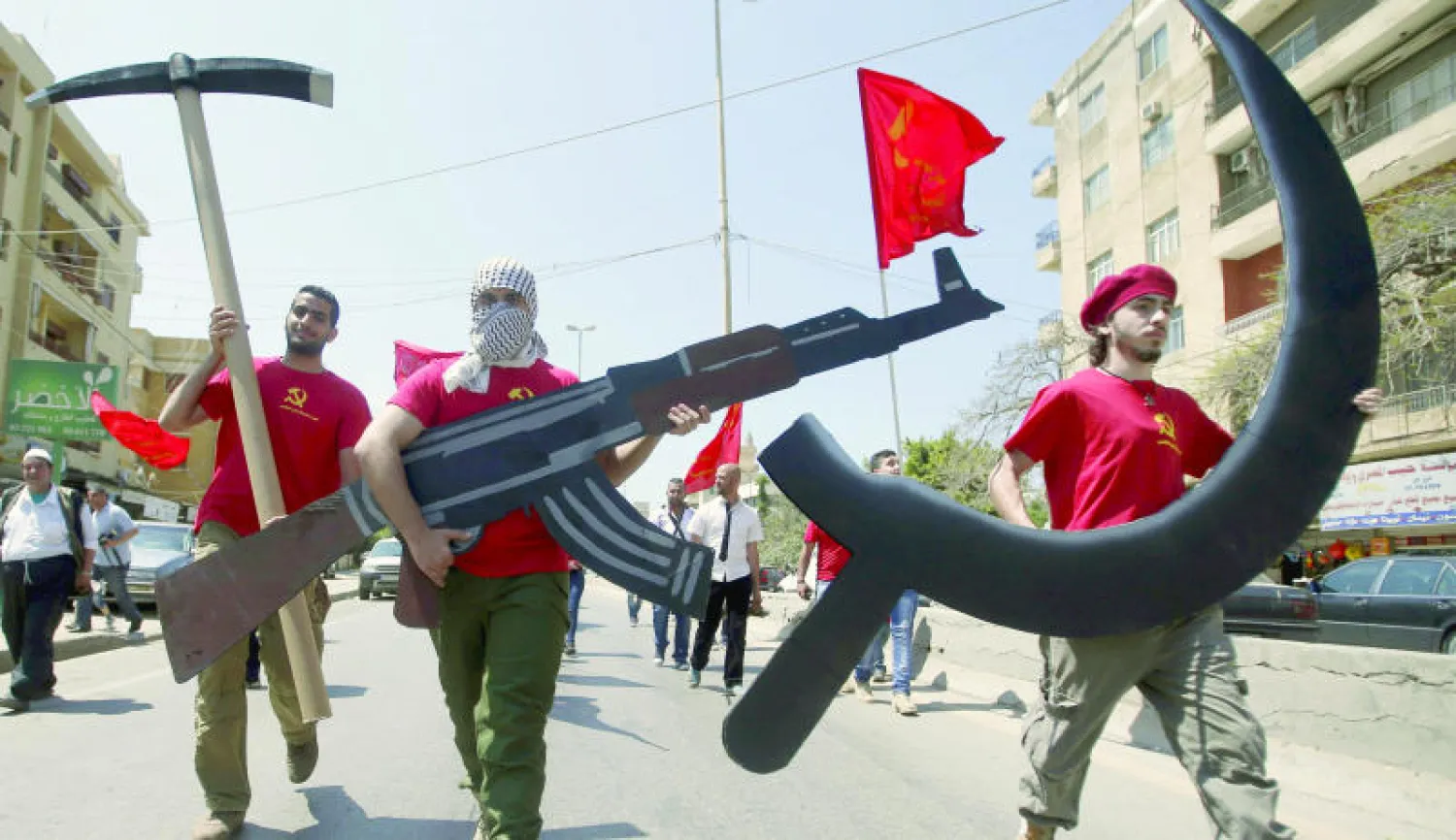 أعضاء الحزب الشيوعي اللبناني يشاركون في احتفالات {عيد العمال} في صيدا جنوب لبنان أمس (رويترز)