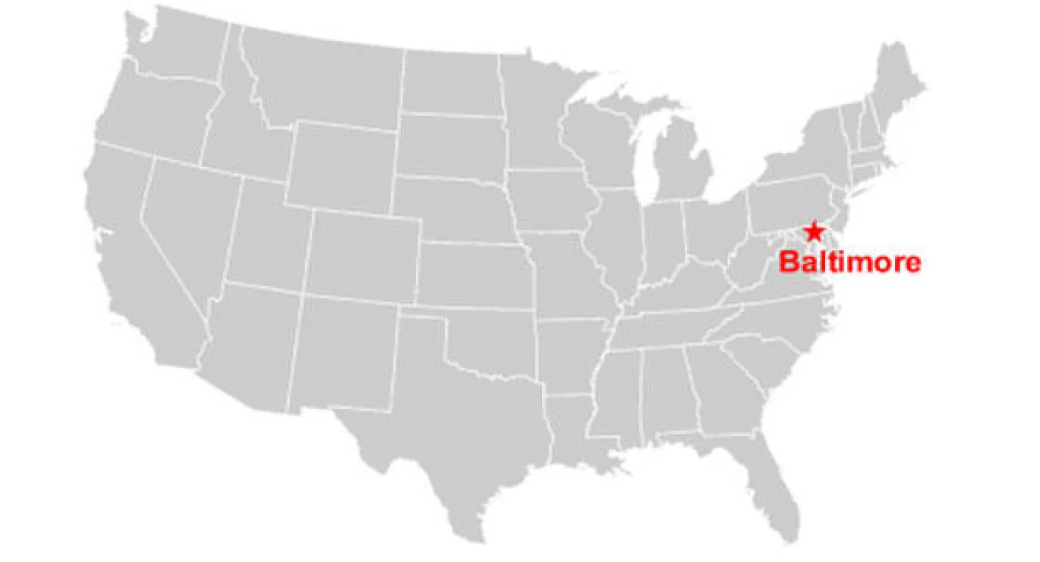 المتظاهرون في بالتيمور يتحدون حظر التجول ويرحبون بتوجيه الاتهام لعناصر أمن