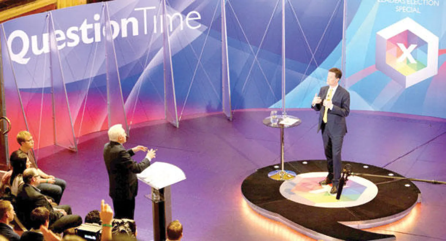 كليغ (يمين) أثناء مشاركته في برنامج «ساعة المساءلة» مع مذيع «بي بي سي» ديفيد دمبلبي بشأن الانتخابات الخميس الماضي (أ.ب)