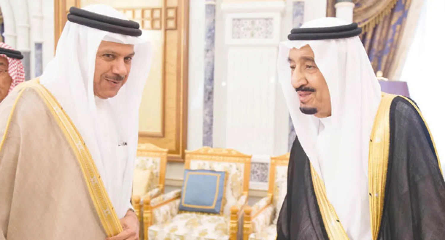 خادم الحرمين الشريفين خلال استقباله أمين مجلس التعاون الخليجي أمس (واس)