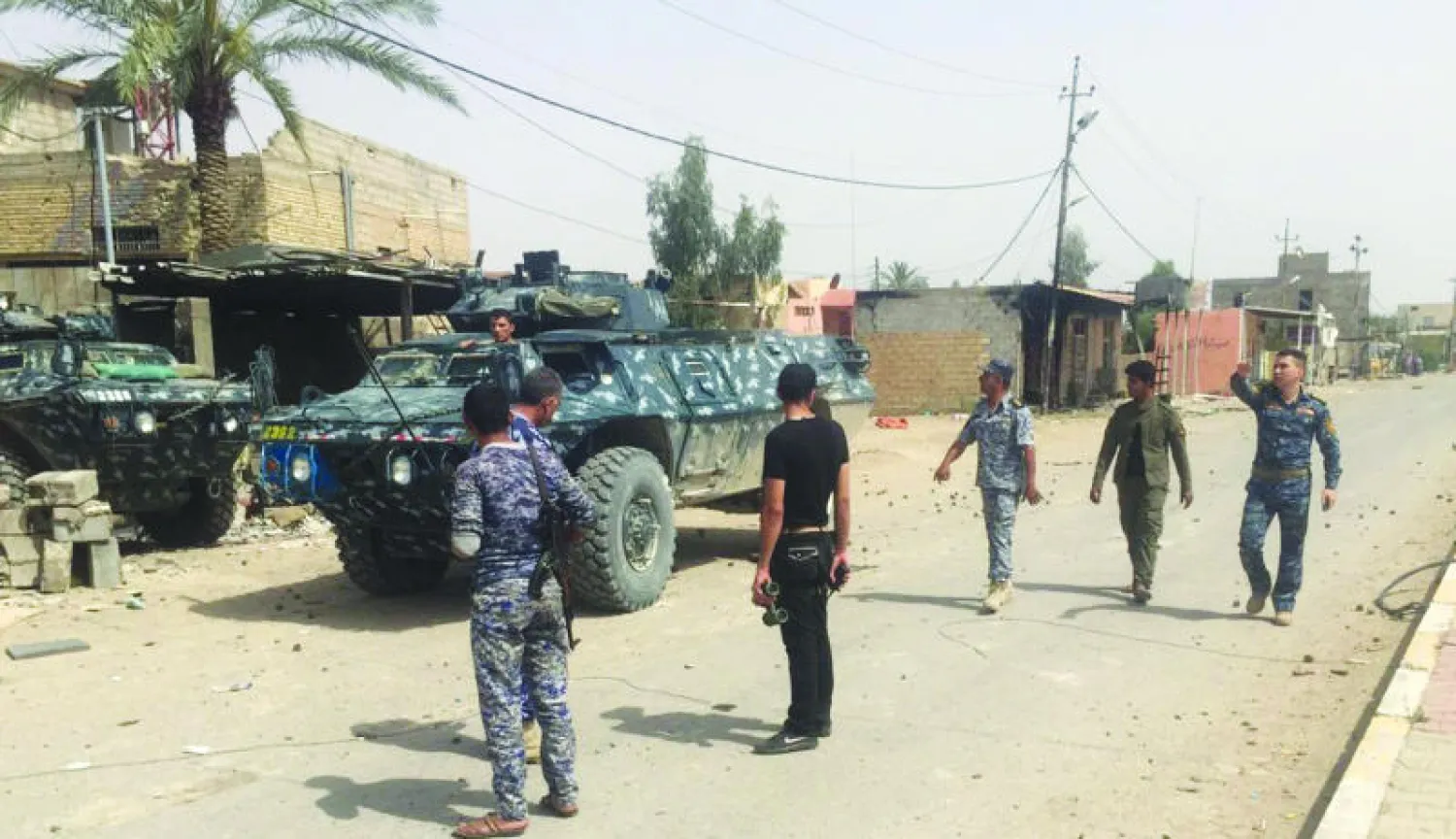 عناصر أمن ينتشرون في منطقة بالرمادي استعادوها الاسبوع الماضي من تنظيم داعش (أ.ب)