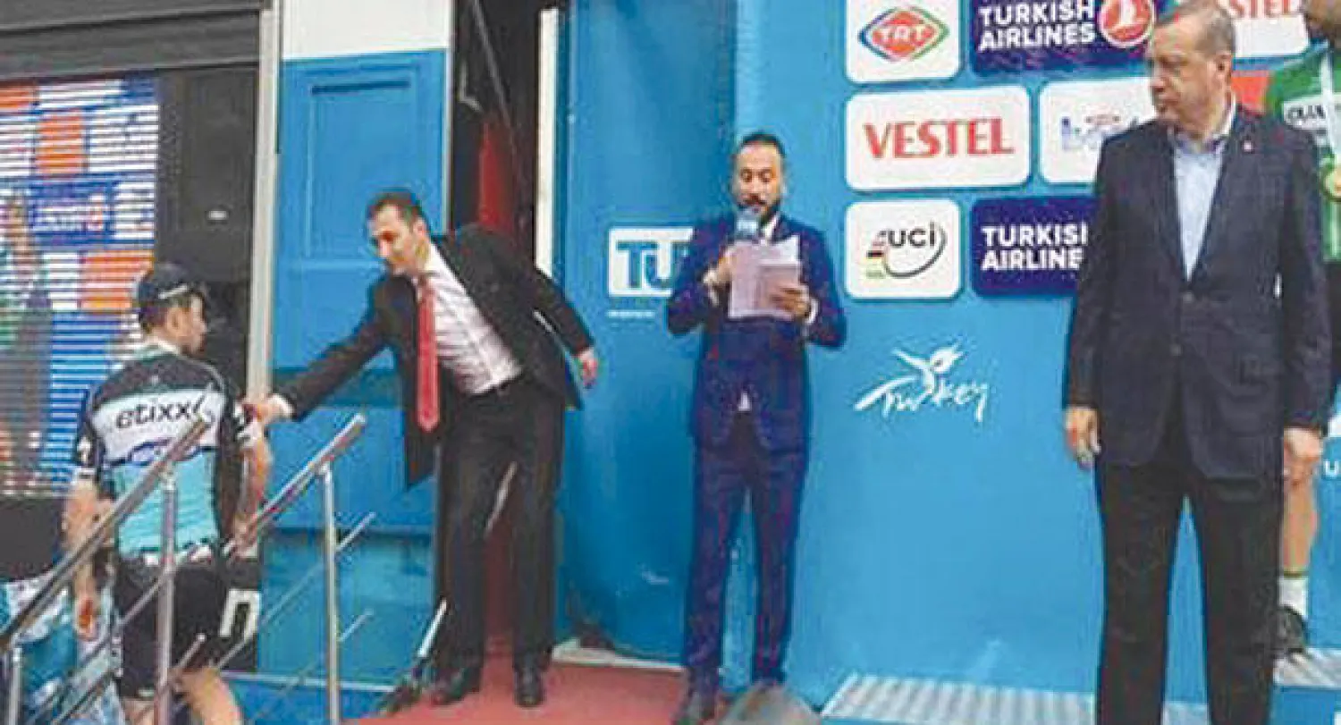 استدعي الدراج البريطاني مارك كافنديش إلى منصة التتويج في إسطنبول بعدما غادرها أثناء كلمة للرئيس التركي رجب طيب إردوغان