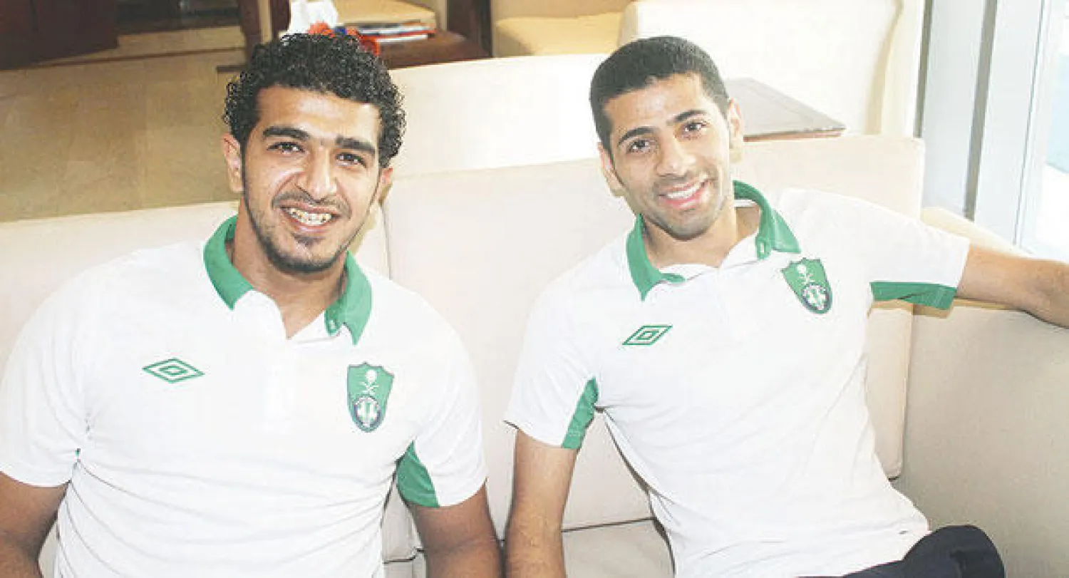 قائد الأهلي تيسير الجاسم والحارس عبد الله معيوف في صالة الانتظار بالمطار (تصوير: المركز الإعلامي بالنادي الأهلي)